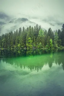 绿色湖泊唯美风景图片 绿色湖泊唯美风景图片
