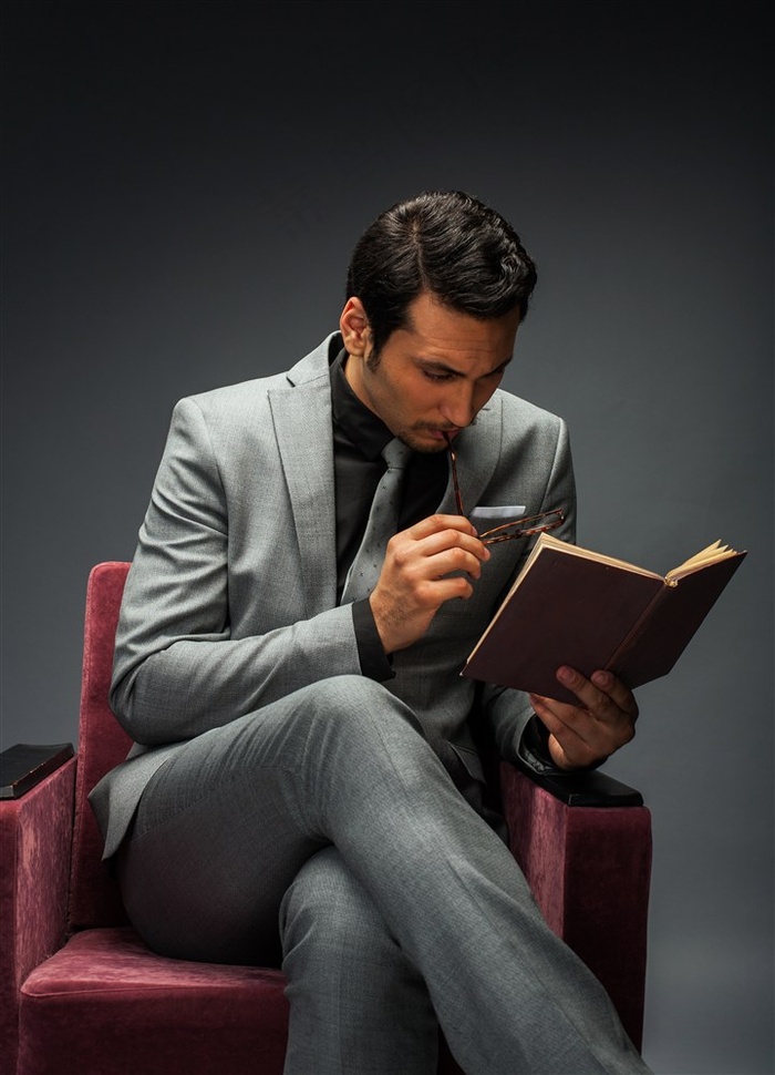 坐沙发上看书的男人