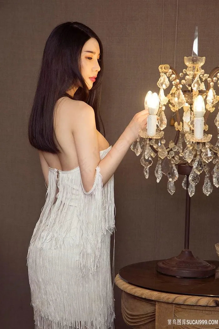 站在台灯边的美女静一图片