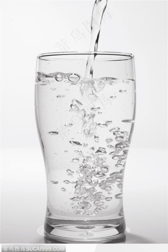 动感饮品-酒杯中的水泡
