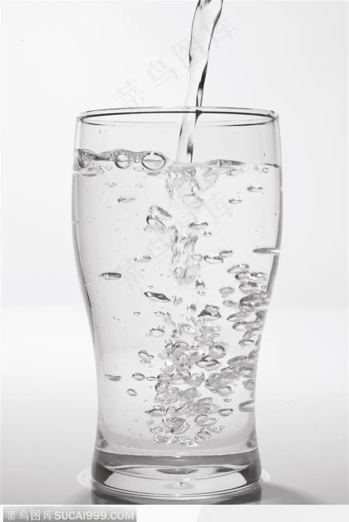 动感饮品-酒杯中的水泡