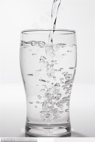 动感饮品-酒杯中的水泡