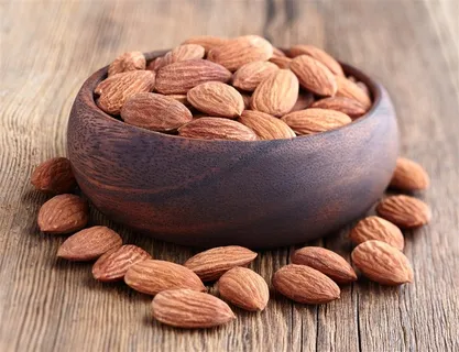 木碗中的巴旦木果仁高清图片