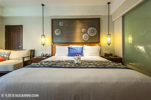 卧室双人床与沙发吊灯摄影高清图片