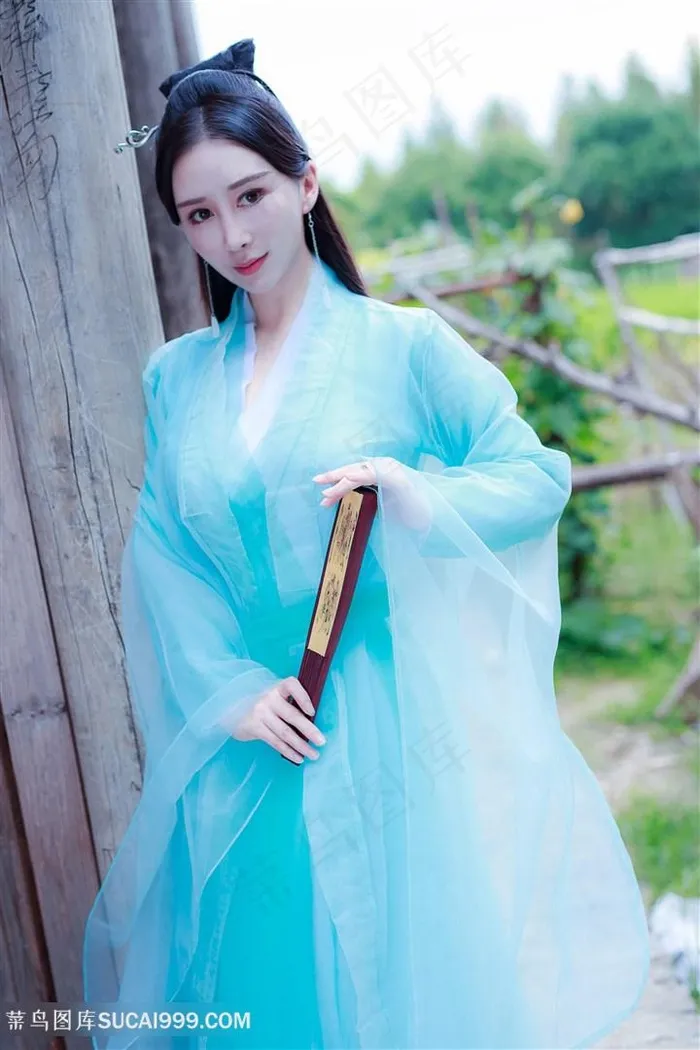 拿着扇子的古装清纯美女图片