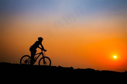落日下骑行的运动员