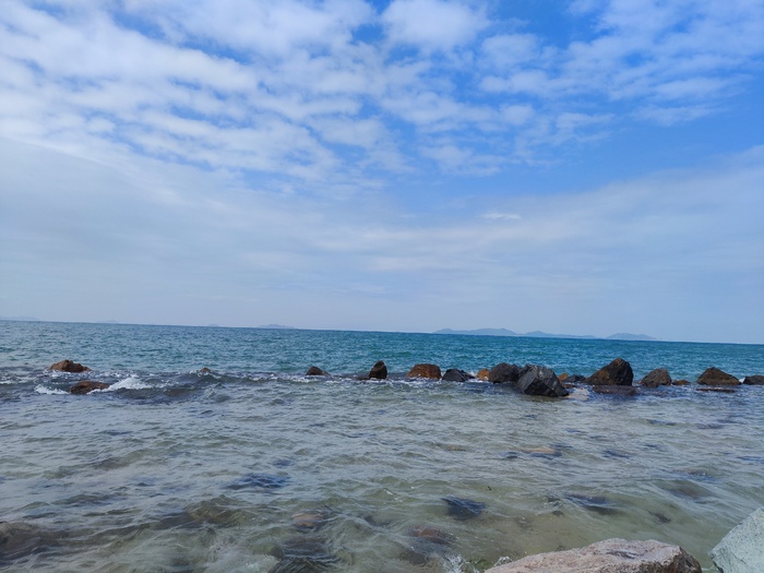 碧水蓝天 一望无际 水清 岩石 很是美