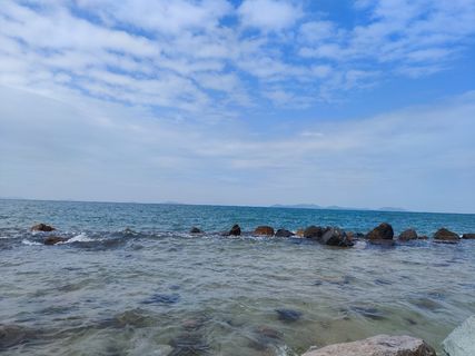 碧水蓝天 一望无际 水清 岩石 很是美