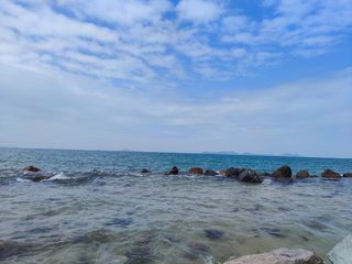 碧水蓝天 一望无际 水清 岩石 很是美