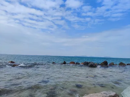碧水蓝天 一望无际 水清 岩石 很是美 碧水蓝天 一望无际 水清 岩石 很是美