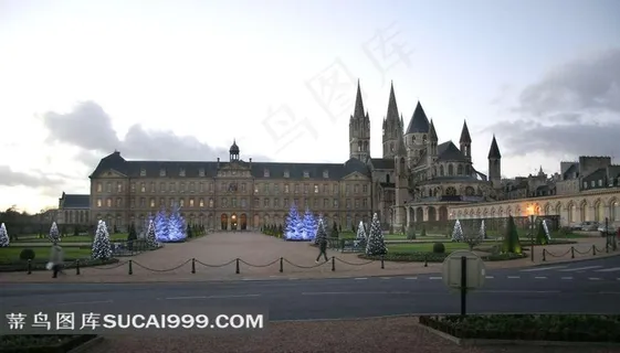 公路和旁边的古建筑