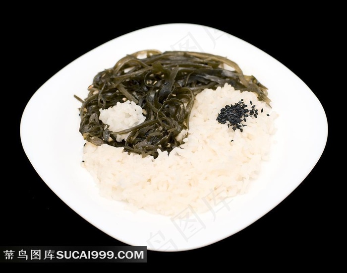 盘子里的米饭与海带丝
