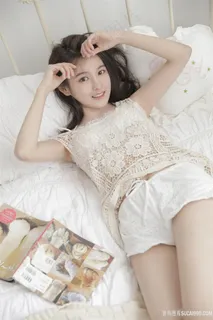 躺在床上的性感清纯美女写真图片