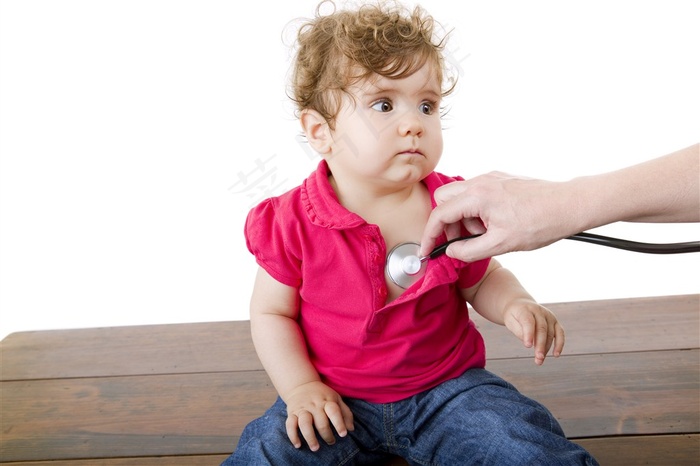 可爱的婴儿与听诊器医生治疗图