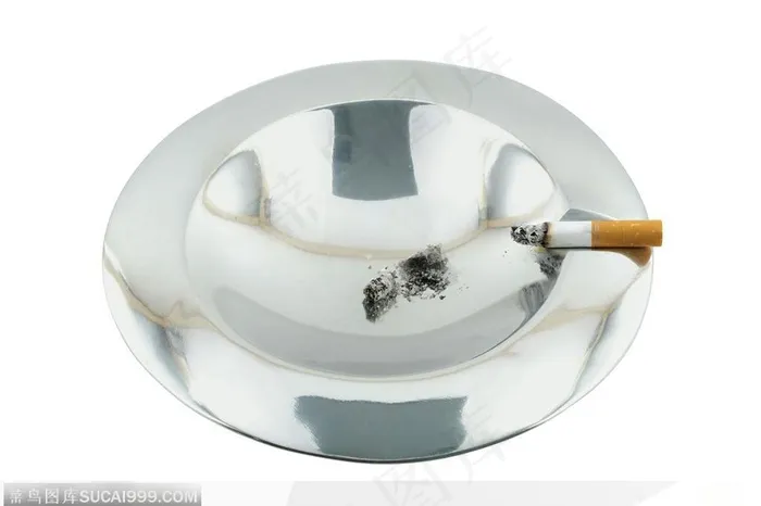 香烟谜烧-烟灰缸上燃尽的香烟