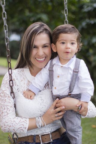 漂亮妈妈抱孩子图片