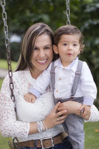 漂亮妈妈抱孩子图片