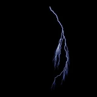 夜色下的紫色闪电