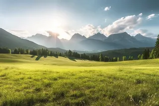 日出日落时的山景绿草如茵的摄影图
