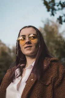 戴墨镜美女少妇图片