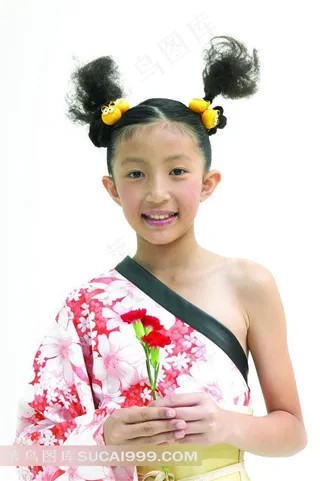 双手拿鲜花的女孩素材