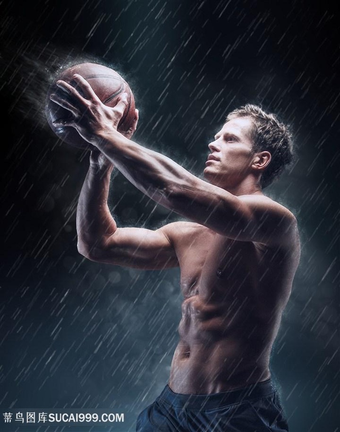 风雨中练习篮球的肌肉男高清图