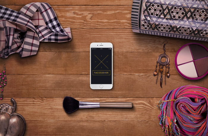 手机眼刷包妆品木背景俯视图