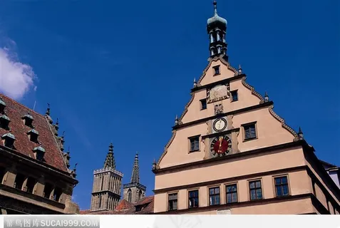 大楼尖顶和时钟