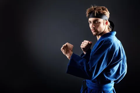 穿蓝色柔道服的男人 穿蓝色柔道服的男人