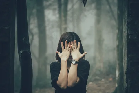 短发遮脸悲伤女生图片 短发遮脸悲伤女生图片