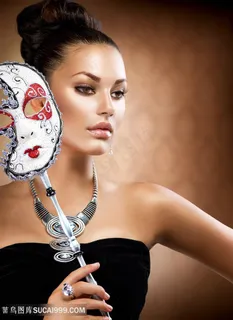 拿着面具的欧美美女图片