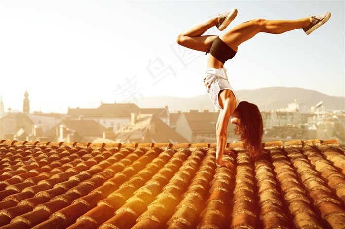 屋顶上倒立的女人高清图片