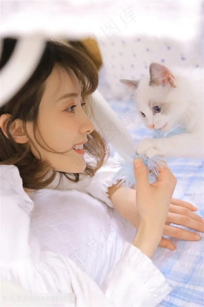 逗猫的高清美女图片