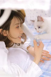 逗猫的高清美女图片
