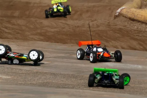 在沙漠奔驰的车辆