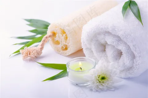 白色毛巾和花朵