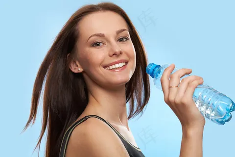 喝矿泉水的长发美女图片 喝矿泉水的长发美女图片