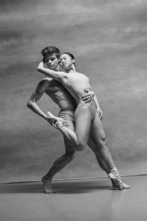 正在练习舞蹈的男女