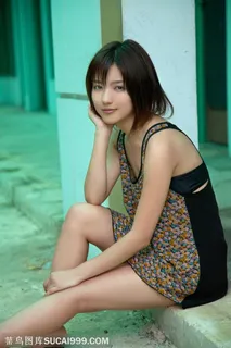 坐在地上的日本高清美女真野恵里菜图片