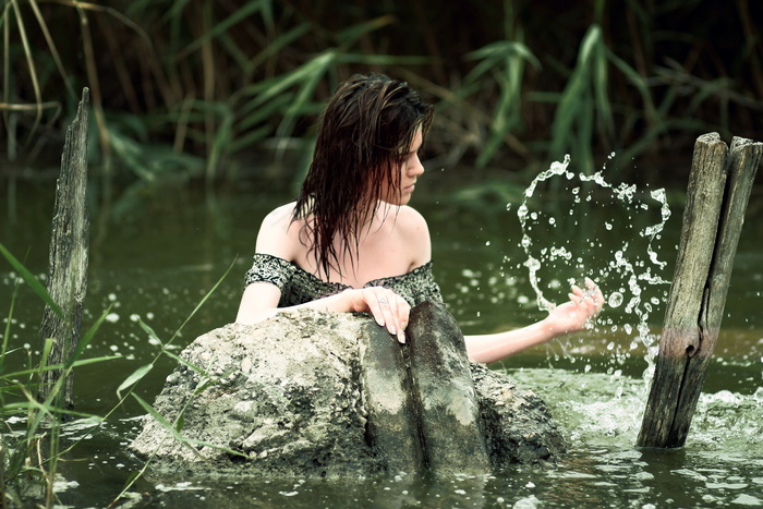 戏水性感美女图片