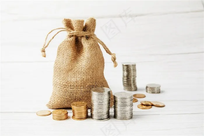 硬币堆放在桌上金融高清图