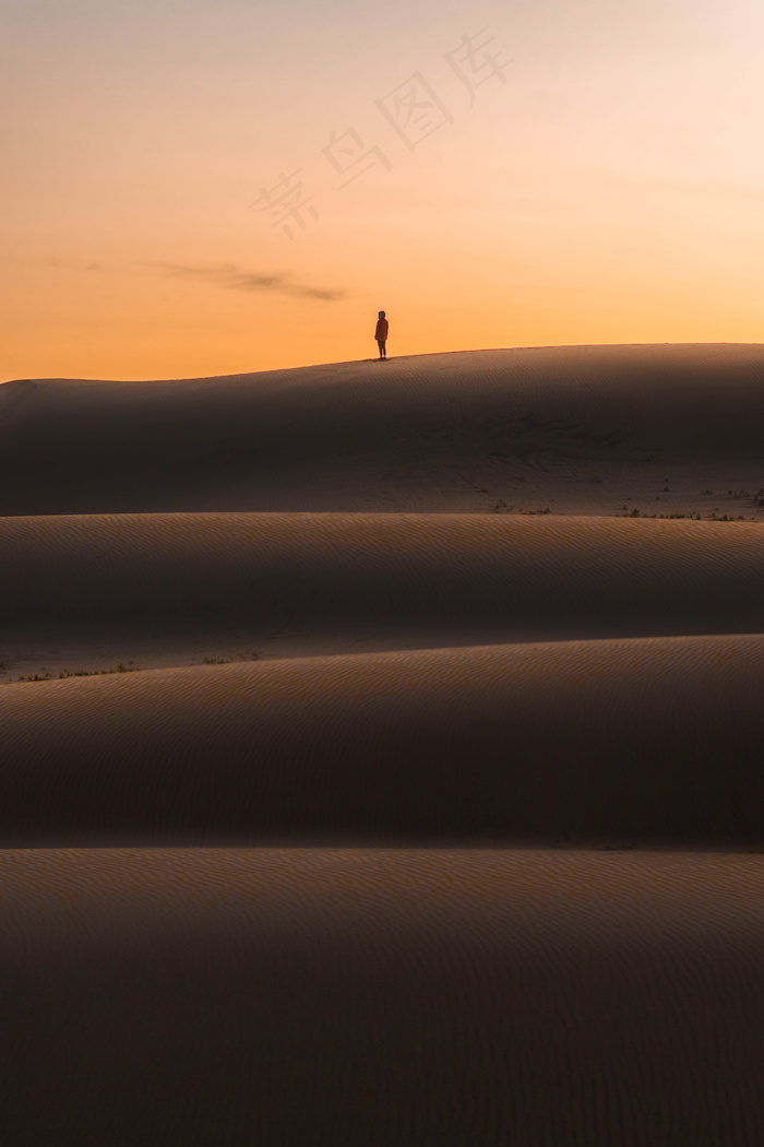 黄昏沙漠自然风景图片