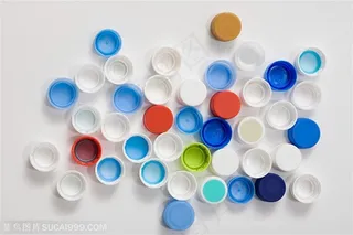 循环使用-彩色的塑料瓶盖
