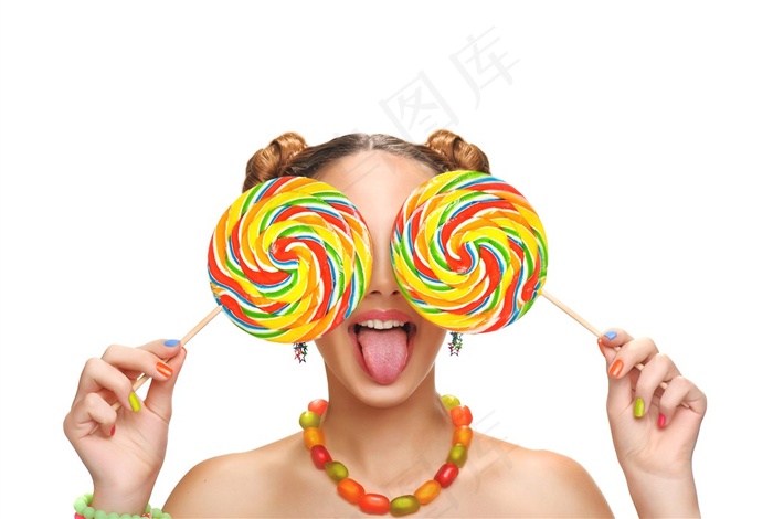 伸舌头拿棒棒糖的美女