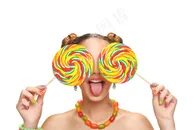 伸舌头拿棒棒糖的美女