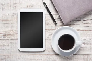 桌上的平板和本子