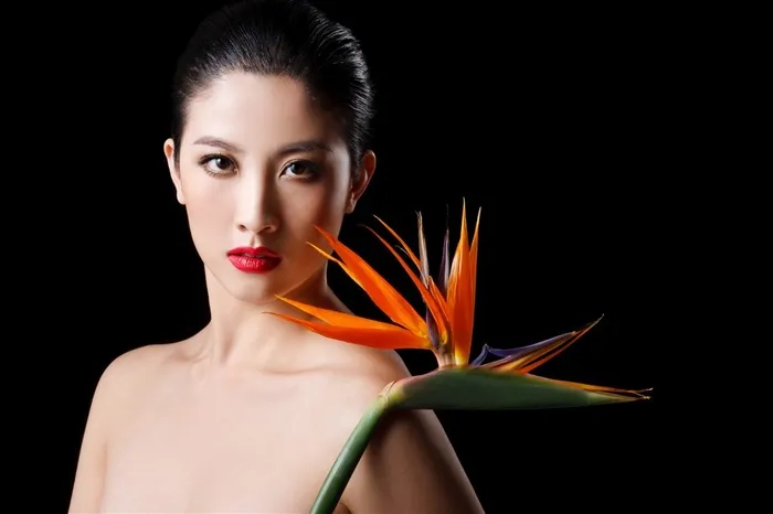 黑色背景的美女