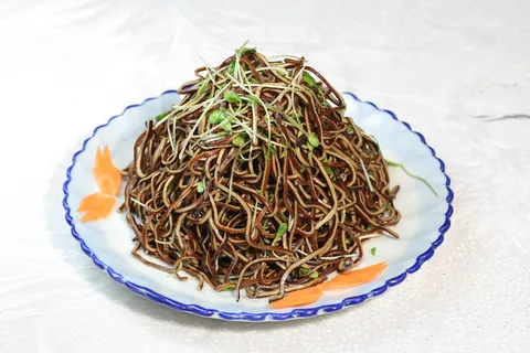 香椿苗拌黑豆腐丝8元