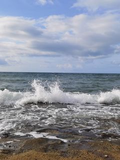 蓝天白云白色海浪礁石