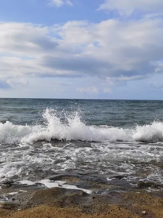 蓝天白云白色海浪礁石